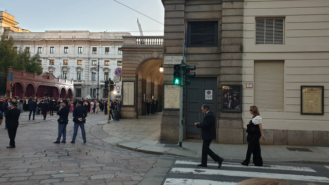 이탈리아국립패션협회(CNMI)가 주최한 ‘지속 가능한 패션 어워드 2023’ 시상식에 참석한 패션 관계자들이 스칼라 극장 앞 광장으로 모이고 있다.