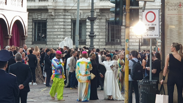 이탈리아국립패션협회(CNMI) ‘지속 가능한 패션 어워드 2023’ 시상식에 참석한 관계자들이 스칼라 극장 앞 광장에 모여 있다.