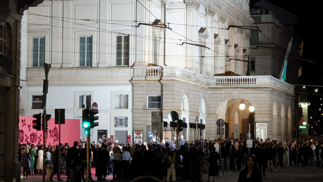 이탈리아국립패션협회(CNMI)가 주최한 ‘지속 가능한 패션 어워드 2023’ 시상식 레드카펫에 참석자들이 모여 있다.