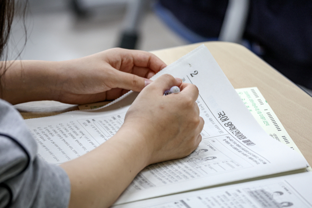 오는 16일 수능을 앞두고 현장 교사들은 새로운 내용을 학습하기보다는 틀린 문제들을 다시 살펴보고 관련 개념을 정리하는 마무리 공부법을 추천했다. 부산 중구 남성여자고등학교 3학년 교실에서 학생들이 지난 9월 모의고사를 치르는 모습. 김종진 기자 kjj1761@