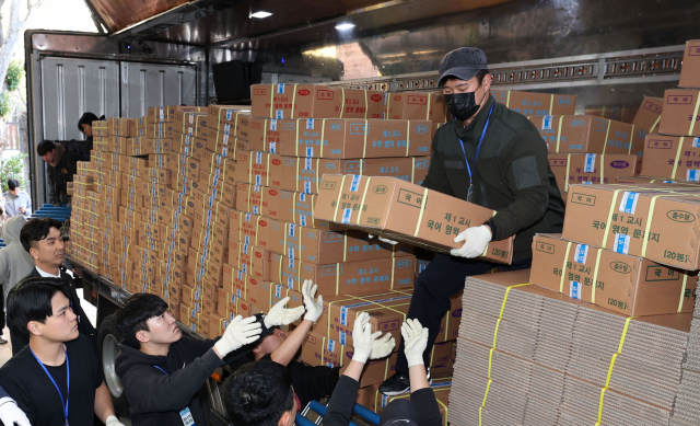 교육청 관계자들이 13일 오후 부산의 한 학교에 도착한 수능 문답지를 옮기고 있다. 정종회 기자 jjh@