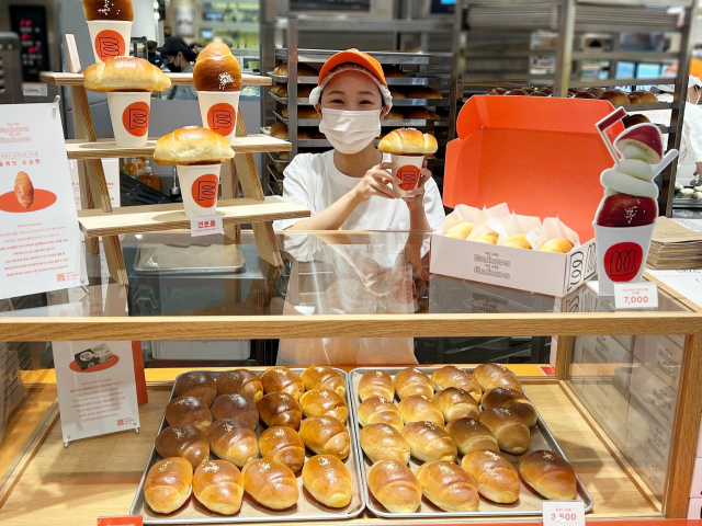 신세계백화점 센텀시티점은 오는 26일까지 부산 부산진구 전포동 카페거리에서 유명한 베이커리 브랜드 ‘베이커스’가 운영하는 단짠의 정석 ‘소금빵 아이스크림’ 팝업 스토어를 연다. 신세계백화점 제공