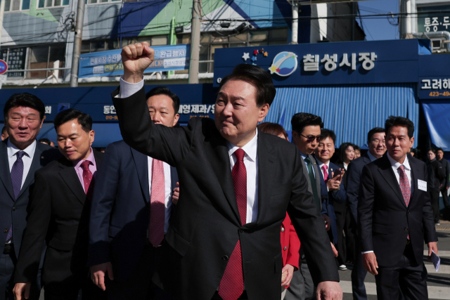 윤석열 대통령이 지난 7일 대구 북구 칠성종합시장을 방문해 시민들에게 인사하고 있다. 대통령실 제공