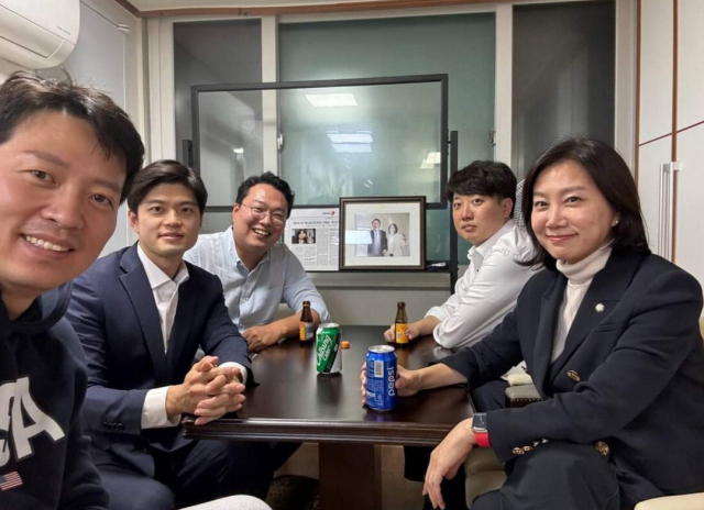 이준석 국민의힘 전 대표가 지난 11일 ‘천아용인’과 회동하고 있다. 허은아 국회의원, 이 전 대표, 천하람 순천갑 당협위원장, 김용태 전 청년최고위원, 이기인(오른쪽부터) 경기도의원. 김용태 전 청년최고위원 페이스북 캡처