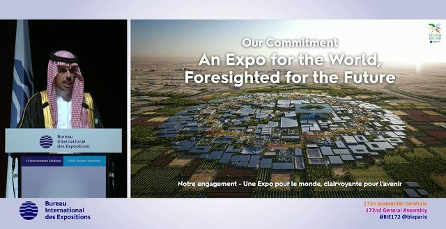2030 세계박람회 리야드 유치 활동 지원을 위해 프랑스를 방문 한 파이샬 빈 파르한 알사우드 사우디아라비아외교장관이 지난 6월 20일(현지시간) 파리 이시레몰리노의 제172차 국제박람회기구(BIE) 총회장에서 4차 경쟁 프레젠테이션(PT)을 하고 있다.연합뉴스