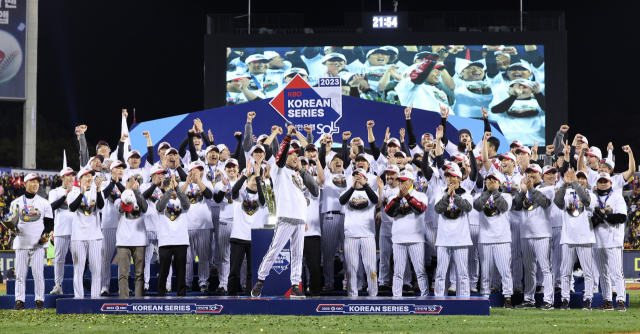 13일 서울 잠실야구장에서 열린 2023 KBO 한국시리즈 5차전 KT 위즈와 LG 트윈스의 경기. LG가 6-2로 승리하며 한국시리즈 우승을 확정 지은 뒤 염경엽 감독이 발언하고 있다. 연합뉴스