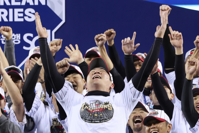 13일 서울 잠실야구장에서 열린 2023 KBO 한국시리즈 5차전 KT 위즈와 LG 트윈스의 경기. LG가 6-2로 승리하며 한국시리즈 우승을 확정 지은 뒤 한국시리즈 최우수선수에 선정된 LG 오지환이 기뻐하고 있다. 오지환은 2018년 세상을 떠난 구본무 전 LG그룹 회장이 1998년 