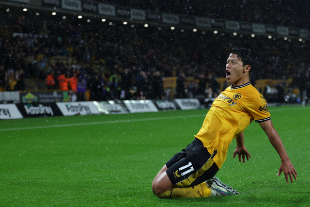 울버햄프턴의 황희찬이 지난달 29일(한국시간) 영국 울버햄프턴의 몰리뉴 스타디움에서 열린 2023-2024 잉글랜드 프로축구 프리미어리그(EPL) 뉴캐슬 유나이티드와의 홈경기에서 리그 6호 골을 터트린 뒤 세리머니를 하고 있다. AFP연합뉴스