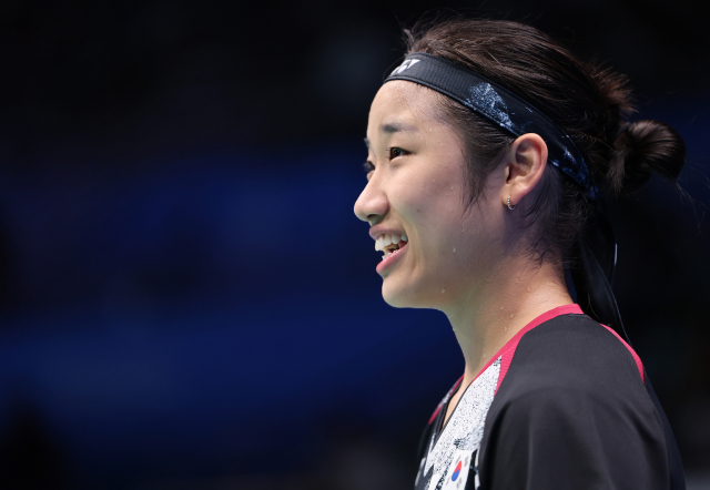 지난달 4일 중국 항저우 빈장체육관에서 열린 항저우 아시안게임 배드민턴 여자 단식 16강전 당시의 안세영. 안세영은 이 대회 결승전에서 당한 무릎 부상 재활을 마치고 15일 일본에서 복귀전을 치른다. 연합뉴스
