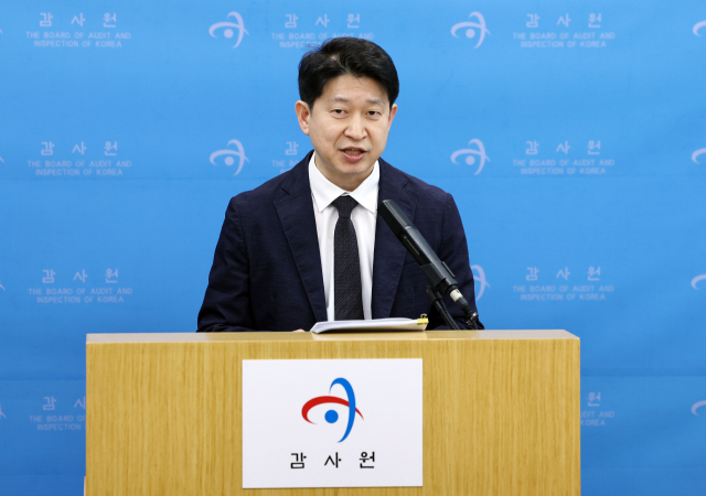 감사원 최재혁 산업금융 감사국장이 14일 서울 종로구 감사원 제3별관에서 신재생에너지 사업 추진 실태 감사 결과를 발표하고 있다. 연합뉴스