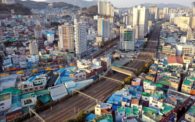 사진은 부산 동구를 가로지르는 경부선 철길. 부산일보DB