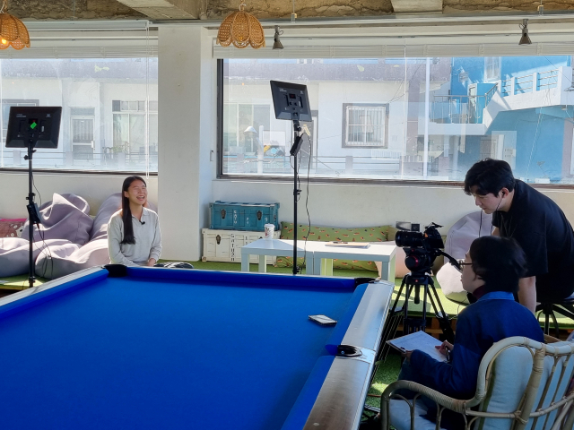 부산 영도구 청년단체 ‘심오한연구소’ 관계자가 영도구에 사는 청년을 인터뷰하고 있다. 김준현 기자 joon@