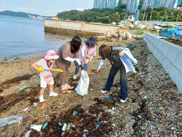 부산의 탄소중립마을이 자발적인 탄소 중립 실천 활동을 이어가고 있다. 바다 쓰레기를 줍는 그린리더협의체 에코맘. 에코맘 제공