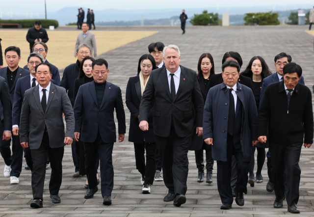 국민의힘 인요한(앞줄 오른쪽에서 세 번째) 혁신위원장이 14일 오전 제주시 봉개동 4·3평화공원을 찾아가 제단으로 향하고 있다. 연합뉴스