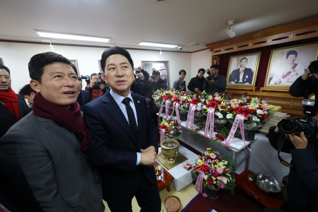 김기현(오른쪽) 국민의힘 대표가 14일 경북 구미시 상모동 박정희 전 대통령 생가를 둘러보고 있다. 연합뉴스