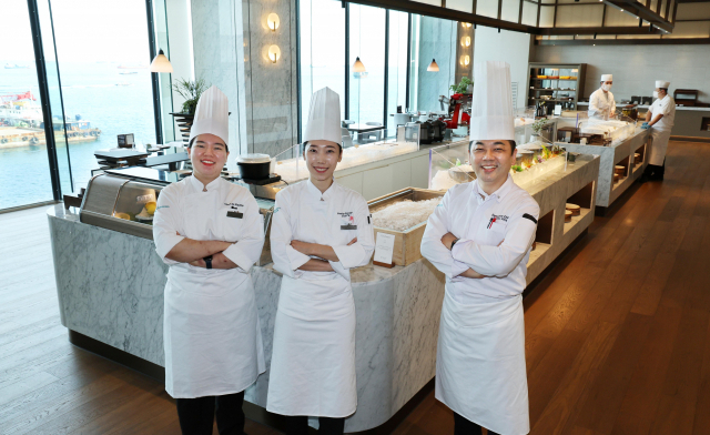 윈덤그랜드부산 강재현 총주방장과 박세진·이혜언 셰프(오른쪽부터). 강선배 기자 ksun@