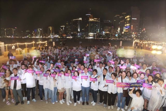 2030세계박람회(월드엑스포) 개최지 선정일 1주일 전인 오는 21일과 선정 당일인 28일 부산에서 대규모 엑스포 유치 응원행사가 펼쳐진다. 지난 6월 광안리해수욕장에서 열린 ‘2030세계박람회 부산 유치 기원 해변라디오 엑스포 2030’ 행사에서 시민들이 엑스포 유치를 응원하는 모습. 정종회 기자 jjh@