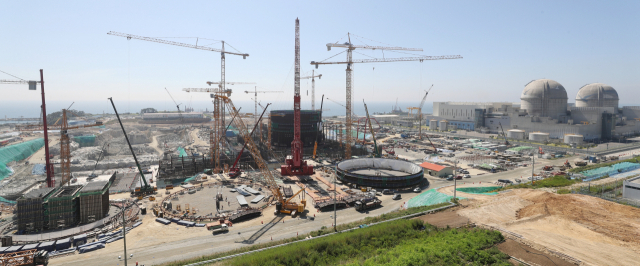 정부와 사업자인 한국수력원자력 등이 원전 인근 주민들에게 매년 100억 원이 넘는 금액을 지원하고 있다. 2018년 당시 울산시 울주군 신고리 5·6호기 건설현장 모습. 부산일보DB