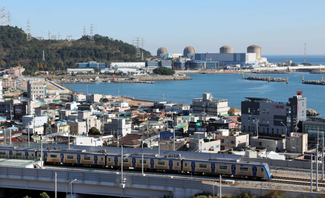 부산 기장군 장안읍발전위원회가 신규 원전 유치 움직임을 보여 논란이 되고 있다. 14일 부산 기장군 장안읍 월내리 마을 뒤로 고리 원전 단지가 보인다. 정종회 기자 jjh@