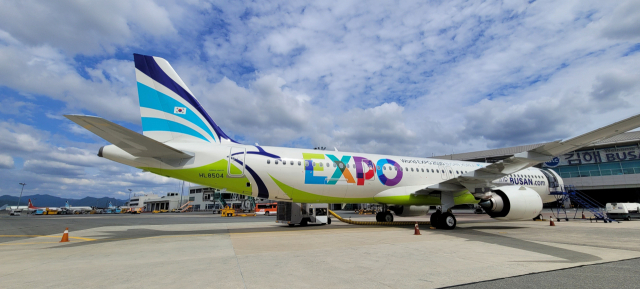 부산 상공계가 에어부산 분리매각을 요구하고 나서 산업은행의 반응에 관심이 모아진다. 에어부산의 2030월드엑스포 부산 유치 홍보를 위한 래핑 항공기. 부산일보DB