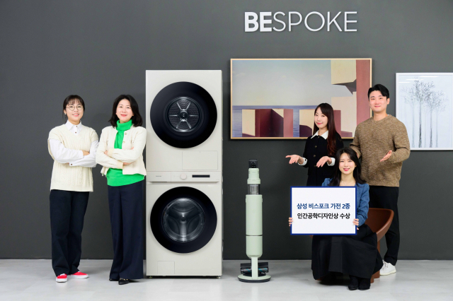 삼성전자 생활가전사업부 이보나(왼쪽 두번째) 상무와 팀원들이 2023년 인간공학디자인상을 수상한 ‘비스포크 제트 AI’와 ‘비스포크 그랑데 AI 원바디 탑핏’을 소개하고 있다.삼성전자 제공