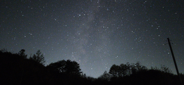 언덕 위에서 남쪽 하늘을 보고 찍은 별 사진. 동서남북 어느 방향으로 찍어도 멋진 별 사진을 남길 수 있다.