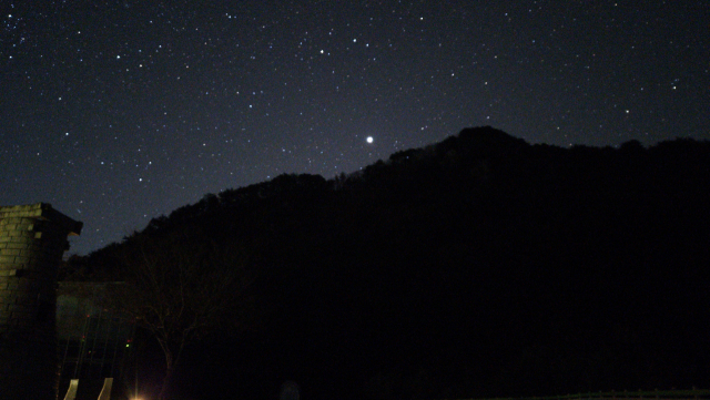 북동쪽 밤하늘에 밝게 떠 있는 목성. 산 위에 살짝 떠오른 밝은 별이 목성이다.