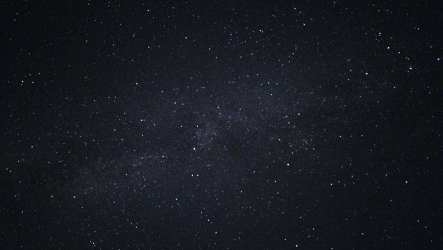 은하수. 우리 은하의 바깥쪽 끝부분만 보인다. 우리나라에서 은하수는 여름철에 가장 밟고 두껍게 보여 가장 관측하기 좋다. 10월까지도 잘 보이는 편이다. 11월이 되면 초저녁에 끝부분만 잠시 볼 수 있다.