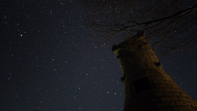 경북 영양군 영양국제밤하늘보호공원에서 첨성대 모형을 배경으로 찍은 밤하늘. 어둠이 내린 뒤 밤하늘을 올려다보면 검정 도화지 위에 별들이 촘촘히 박혀 있는 신비스러운 광경이 펼쳐진다. 경북 영양까지는 고속도로로 달린 뒤 깊고 깊은 산 사이로 난 시골길을 다시 오랜 시간 달려야 한다. 영양은 전체의 90%가 산지인 산간분지다. 빛 공해가 없고 공기가 맑으며 해가 빨리 지고 늦게 떠 별을 관측하기 좋다.