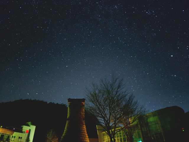 스마트폰으로 별 사진을 찍을 때 카메라 설정에 들어가 고급 사진 옵션에서 프로 모드 사진 형식을 ‘RAW 및 JPEG 형식’으로 변경한 뒤 촬영해 얻은 RAW 형식의 사진. RAW 형식의 사진은 스마트폰 자체의 보정 기능이 적용되지 않아 추후 사진을 자체적으로 보정·편집하기 좋다.