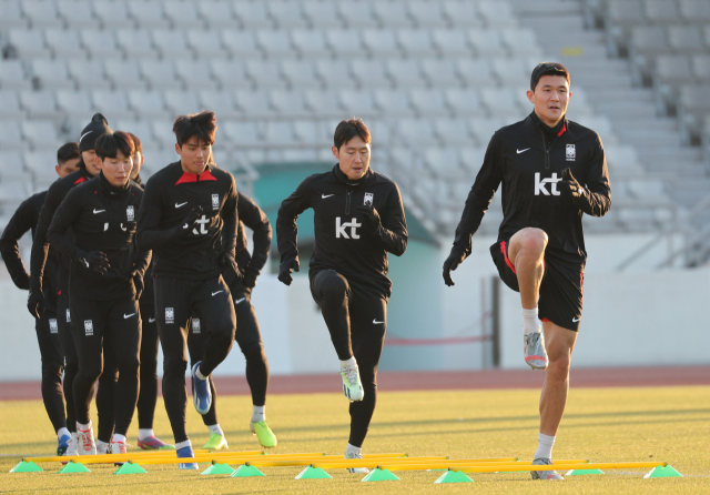 한국 축구 국가대표팀 김민재와 이강인(오른쪽부터)이 14일 오후 서울 양천구 목동운동장에서 2026 국제축구연맹(FIFA) 복중미 월드컵 아시아 2차 예선 1차전 싱가포르와의 경기를 앞두고 동료들과 훈련하고 있다. 연합뉴스