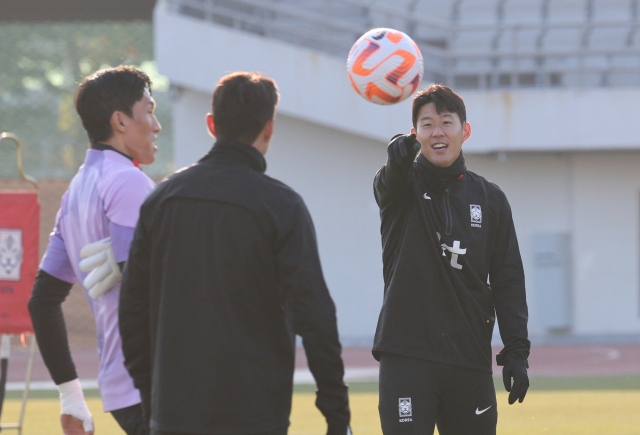 한국 축구 대표팀의 손흥민(오른쪽)이 14일 오후 서울 양천구 목동운동장에서 2026 국제축구연맹(FIFA) 복중미 월드컵 아시아 2차 예선 1차전 싱가포르와의 경기를 앞두고 동료들과 훈련하고 있다. 연합뉴스
