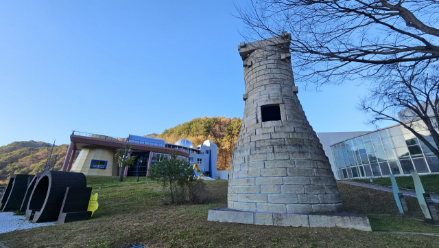 별 사진과 궤적 영상을 촬영할 때 배경으로 사용한 첨성대 모형. 영양반딧불이천문대와 별생태체험관에 자리하고 있다.