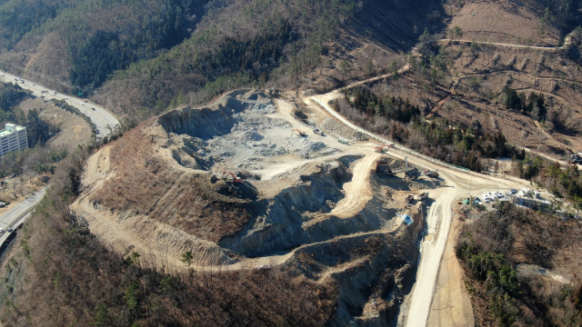 거제시가 행정타운 조성 사업을 진행 중인 옥포동 산 177의 3 일원. 시공 과정에 발생하는 골재를 팔아 공사비를 충당하는 난해한 사업 방식 탓에 가다 서기를 반복했고, 지난 9월 새 사업자 마저 공정률 65%에서 공사를 포기했다. 거제시 제공