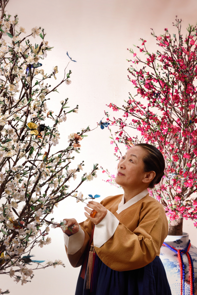 황수로 박사는 궁중채화는 인내가 필요한 작업이라고 말했다. 한국궁중꽃박물관 제공