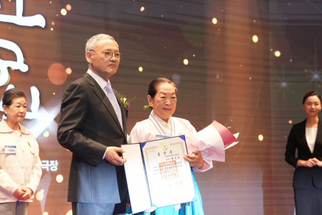 지난 10월 27일 서울에서 열린 은관문화훈장 수훈식 장면. 한국궁중꽃박물관 제공