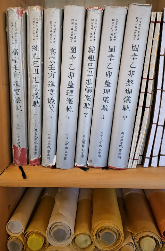 황수로 박사가 궁중채화 복원에 참고한 자료들. 오금아 기자