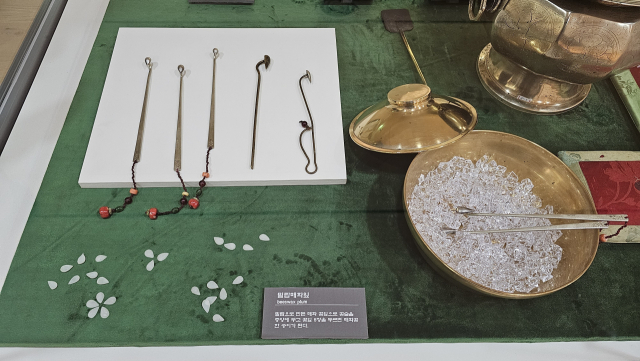 한국궁중꽃박물관에 전시된 밀랍매화잎과 제작 도구들. 오금아 기자