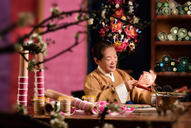 궁중채화장 황수로 박사의 작업 모습. 한국궁중꽃박물관 제공