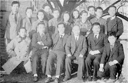 해방 직후인 1945년 12월 중순 평양에 도착한 조선독립동맹과 조선의용군 간부들이 기념촬영을 하고 있다. 뒷줄 오른쪽 네 번째가 김명시. 산지니 제공