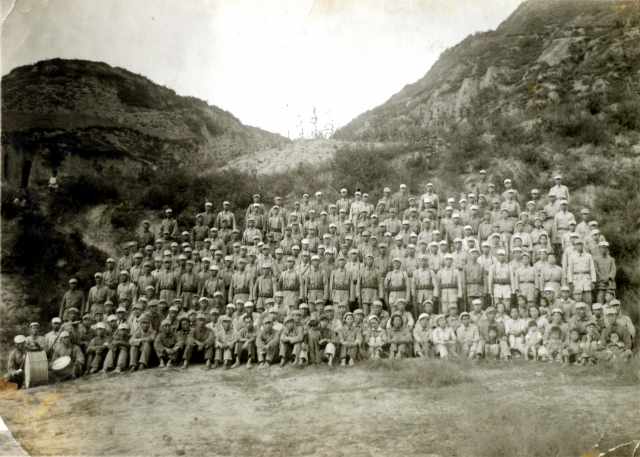 1945년 9월 초 중국 옌안에서 조선으로 출발하기 전 조선의용군 모습. 앞줄 오른쪽 네 번째, 아이를 안고 있는 여성이 김명시로 추정된다. 산지니 제공