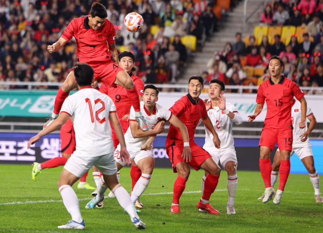 한국 축구 대표팀의 김민재가 지난달 17일 경기도 수원월드컵경기장에서 열린 베트남과의 평가전에서 헤더 선제골을 터트리고 있다. 연합뉴스