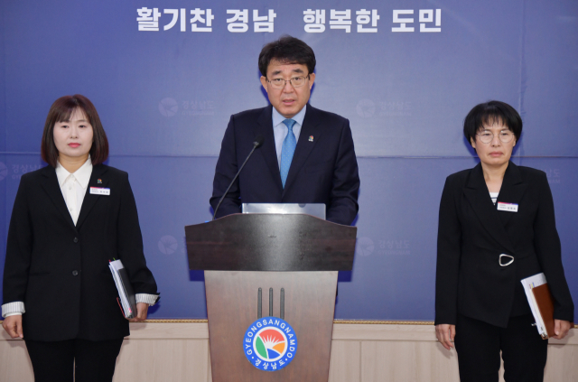 차석호 경남도 문화관광체육국장(가운데)이 15일 경남도청 브리핑룸에서 ‘제1회 2023 경남 콘텐츠 위크’와 관련해 브리핑을 하고 있다. 경남도 제공