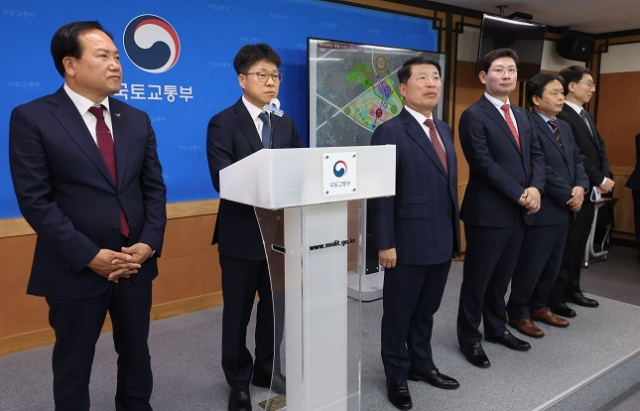 15일 정부세종청사에서 신규 택지 후보지 발표 후 국토교통부 진현환 주택토지실장이 질문에 답하고 있다. 왼쪽부터 이권재 오산시장, 진현환 주택토지실장, 신병대 청주시 부시장, 백경현 구리시장, 이상일 용인특례시장, 김성중 제주행정부지사. 연합뉴스