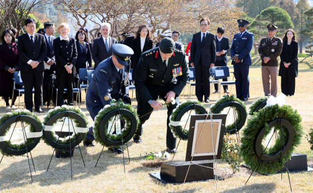 15일 부산 남구 유엔기념공원 참전용사묘역에서 열린 벨기에 한국전쟁 참전용사 레옹 보스케 씨의 유해 안장식에서 참석자들이 헌화하고 있다. 정종회 기자 jjh@