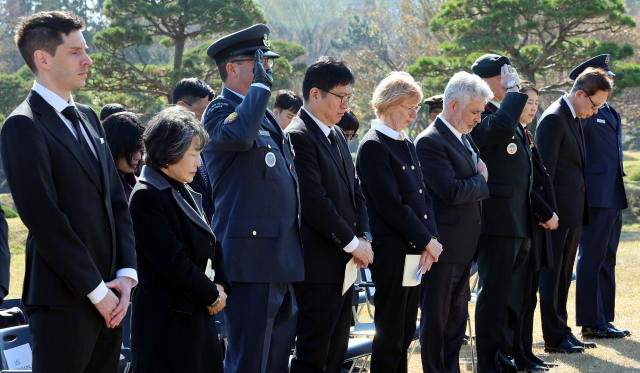 15일 부산 남구 유엔기념공원 참전용사묘역에서 열린 벨기에 한국전쟁 참전용사 레옹 보스케 씨의 유해 안장식에서 참석자들이 묵념하고 있다. 정종회 기자 jjh@