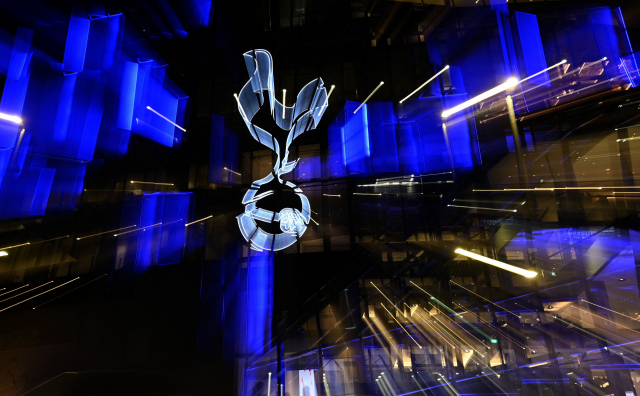 잉글랜드 프로축구 프리미어리그(EPL) 토트넘의 홈구장인 영국 런던의 토트넘 홋스퍼 스타디움에 앞에 설치된 토트넘의 로고. AFP연합뉴스