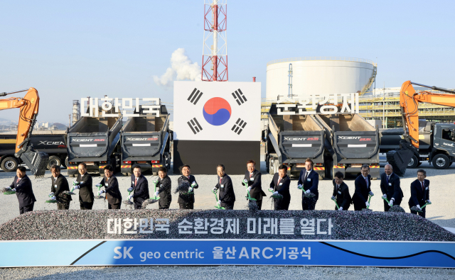 15일 울산 남구 SK 지오센트릭에서 열린 폐플라스틱 재활용 공장(ARC) 기공식에서 한덕수 국무총리, 김두겸 울산시장, 김준 SK이노베이션 부회장, 박성민 국회의원 등이 시삽 세레머니를 하고 있다. 울산시 제공