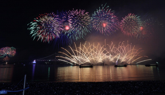4일 열린 제18회 부산불꽃축제. 부산일보DB