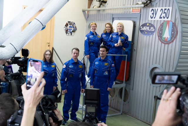 시리우스-23프로젝트에 참여하는 승무원 6명이 14일 사진 촬영을 하고 있다. AFP연합뉴스